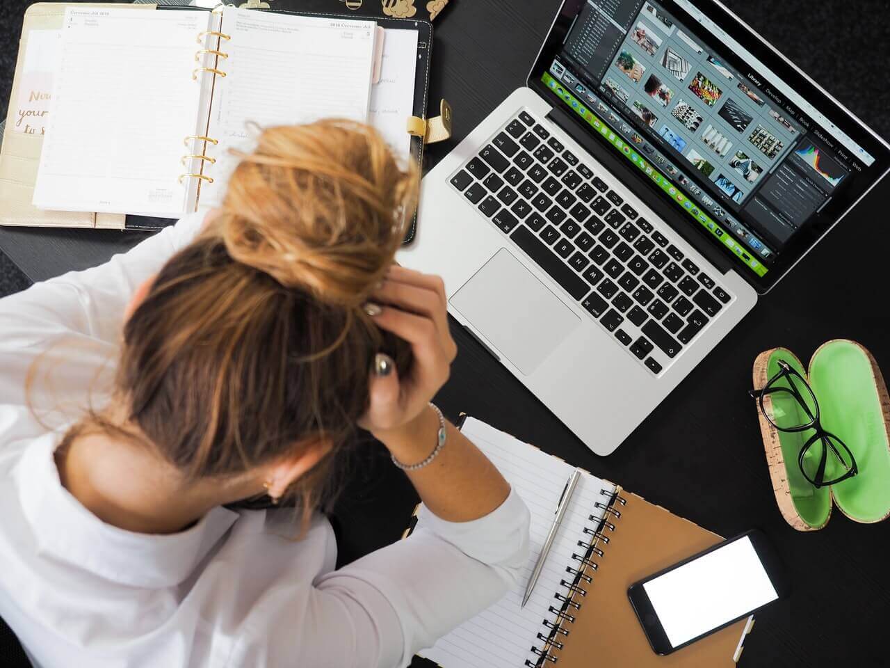 Mujer estresada en el trabajo