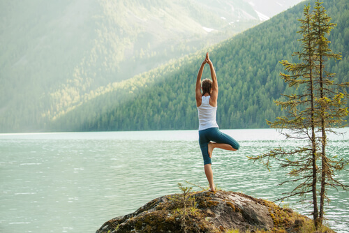 Mujer haciendo postura de yoga