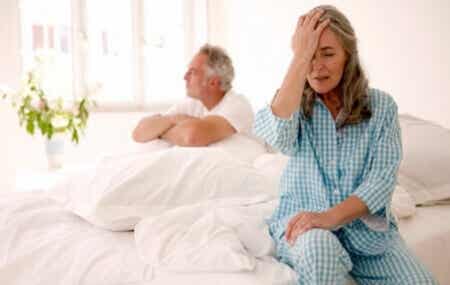 Mujer con malestar por menopausia en la cama