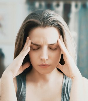 Mujer con dolor de cabeza por ansiedad enmascarada