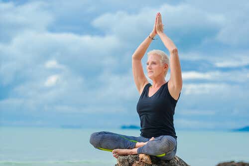 Mujer mayor practicando yoga para representar el concepto de midorexia