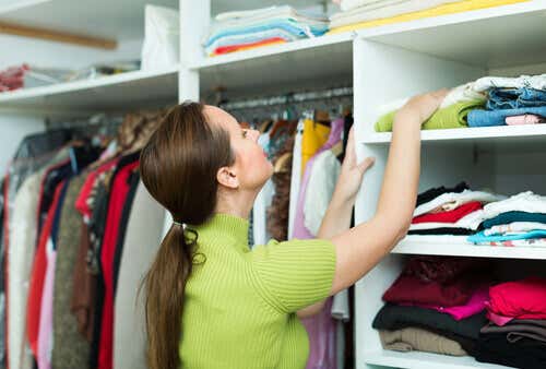 Mujer ordenando armario