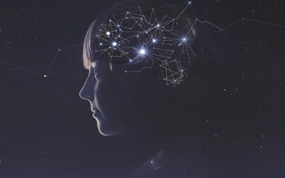 niña con constelaciones en el cerebro simbolizando el efecto de la vitamina C