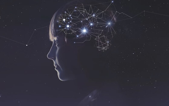 fille avec des constellations dans le cerveau symbolisant l'art de savourer la vie