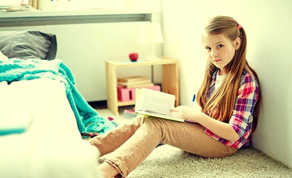 niña leyendo en habitación simbolizando a los hijos únicos