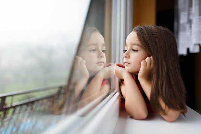 niña mirando por ventana simbolizando a los hijos únicos