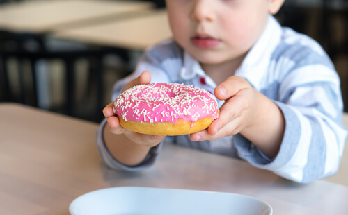 Niño comiendo donuts