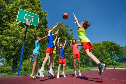enfants jouant au basket