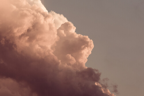 gökyüzünde kara bulut