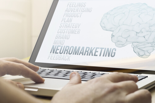 Ordenador con dibujo del cerebro y la palabra neuromarketing