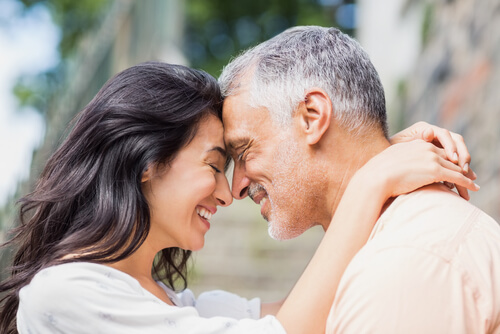 Pareja de adultos mirándose a los ojos con amabilidad