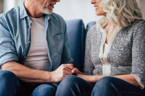 Pareja agarrada de las manos