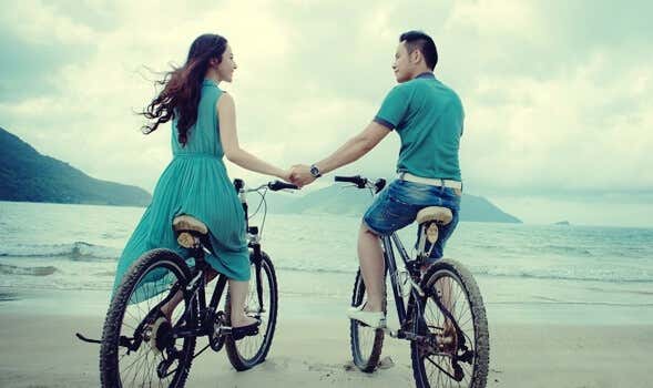 pareja en bici simbolizando cómo amar mejor a nuestra pareja