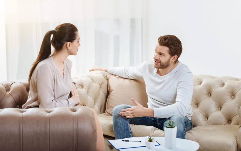 Pareja hablando en el salón