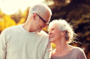 Pareja de personas mayores sonriendo felices representando el amor maduro