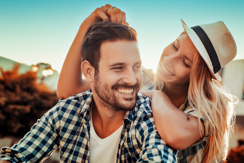 Couple souriant parlant d'amour et d'amitié