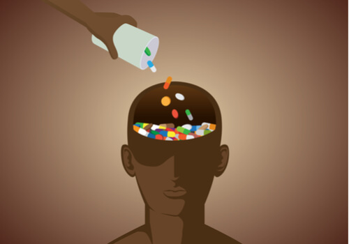 Persona arrojando pastillas a la mente de otra