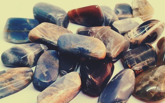 piedras representando la historia sobre la ceguera mental