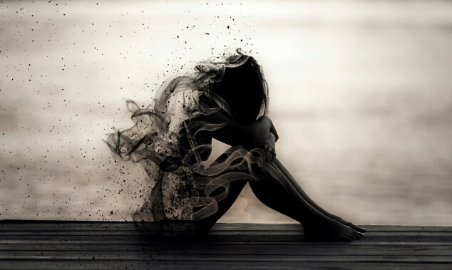 figura femenina que se desvanece simbolizando el abandono emocional en la pareja