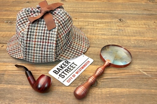 Sombrero, lupa y pipa de Sherlock Holmes