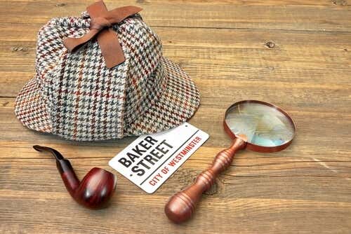 Sombrero, lupa y pipa de Sherlock Holmes
