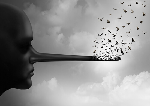 Cara de un hombre con la nariz larga por mentir