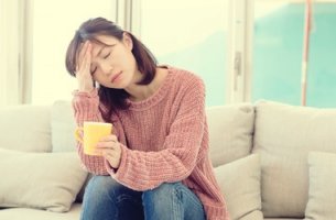 chica cansada que intenta saber qué hay detrás de la pereza