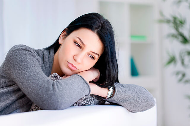 chica pensando en dejar de ser madre