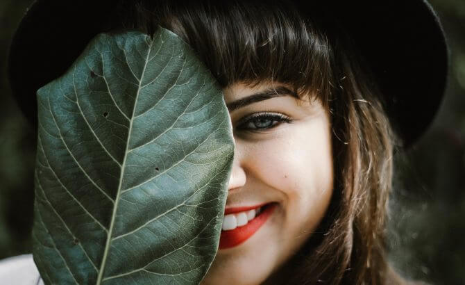 mujer con hoja simbolizando a las personas honestas