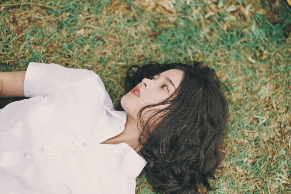 Chica tumbada en el suelo