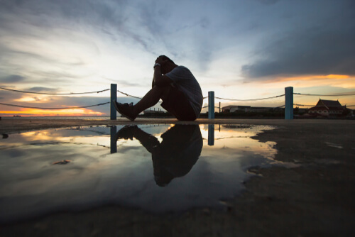 Garçon effrayé de ce qu'ils diront