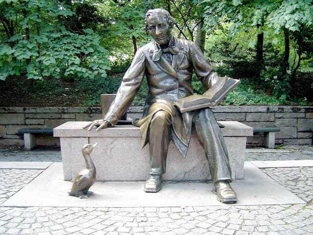 estatua simbolizando las frases de Hans Christian Andersen