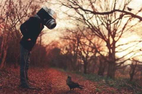 hombre con cabeza de cámara para simbolizar a las personas que no admiten sus errores