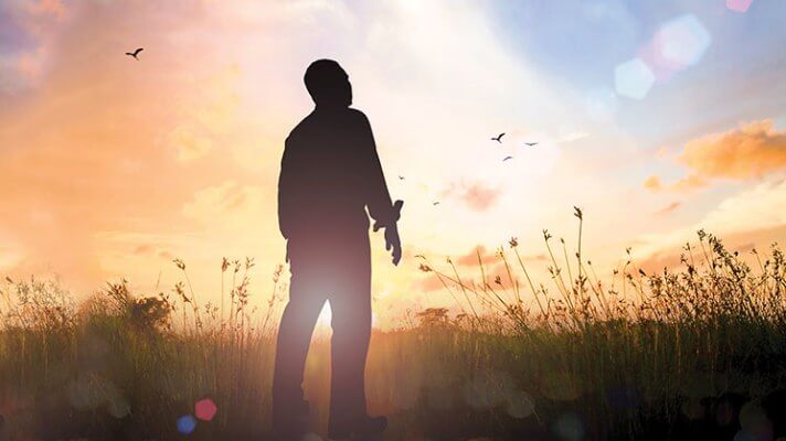 hombre en el campo representando a la personalidad INFP