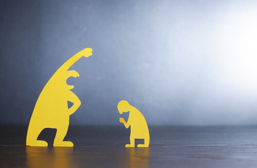 Hombre gritando a otro