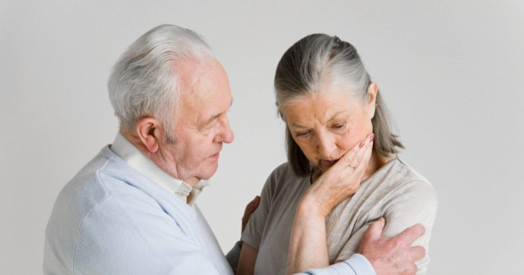 Hombre mayor con mujer con Alzheimer