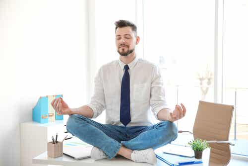Hombre meditando en una oficina