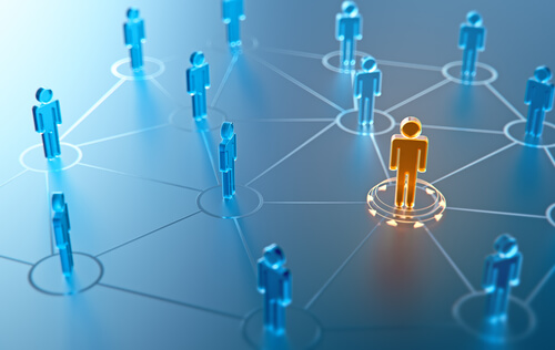 Leader avec ses partisans représentant un leadership compatissant