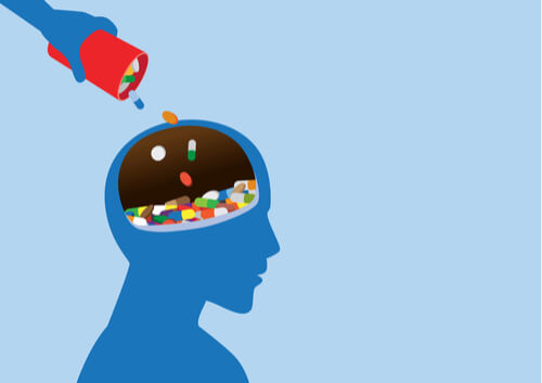 Mano vertiendo un bote de pastillas en la mente de una persona