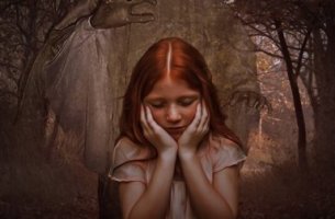Manos que atrapan a una niña pelirroja mientras piensa en sus miedos más frecuentes