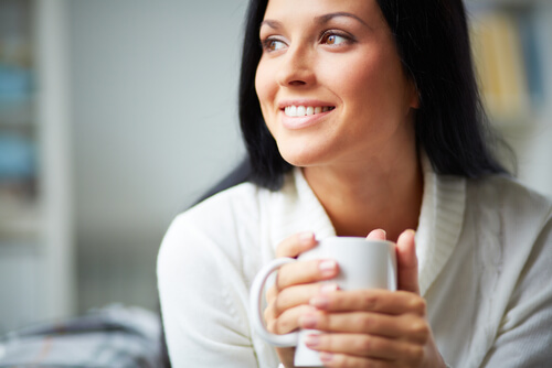 Mujer bebiendo café