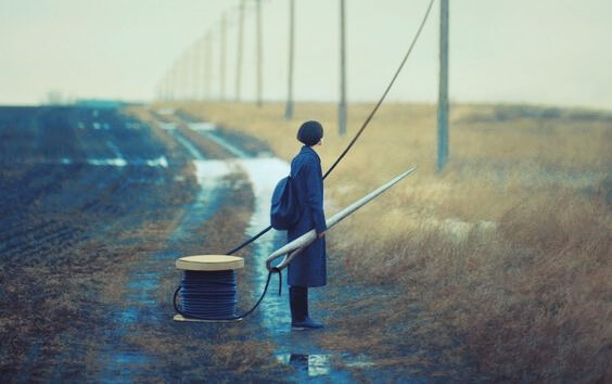 chica con aguja gigante simbolizando cómo afecta el aislamiento y el victimismo