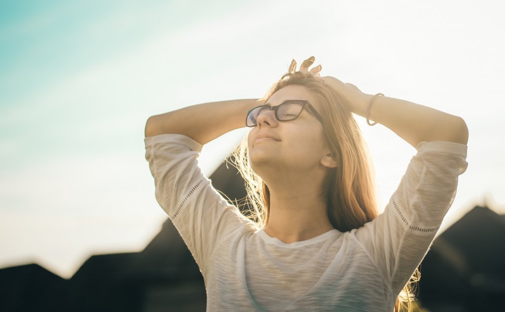 Femme à lunettes heureuse de se libérer de la peur de ce qu'ils diront