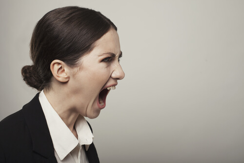 Mujer gritando enfadada