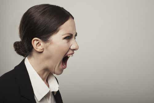 Mujer gritando enfadada