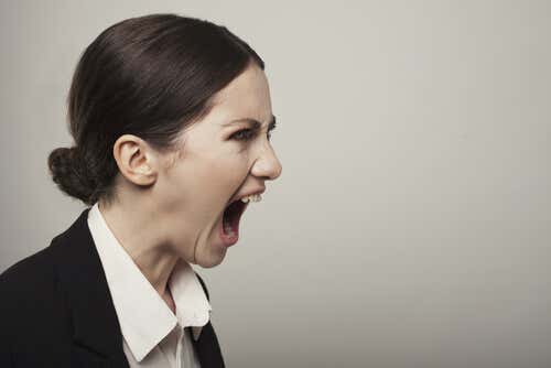 Mujer gritando enfadada