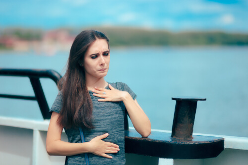 Mujer con hidrofobia con mareo en un barco
