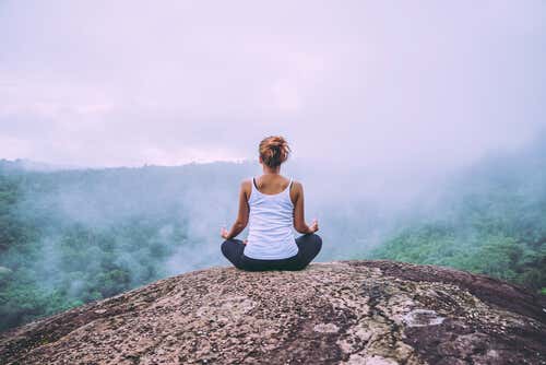 Mujer meditando en una montaña