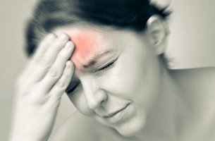 mujer representando la relación entre migrañas y dopamina