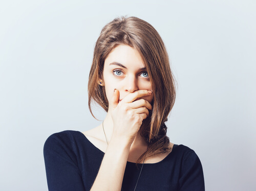 Mujer tapándose la boca